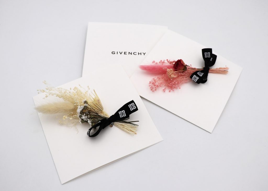 Carte Givenchy avec fleurs séchées